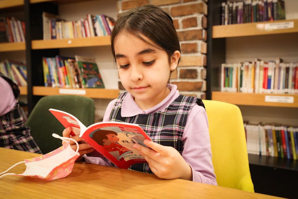 BAŞKANDAN MİNİK OKURLARA HEDİYE