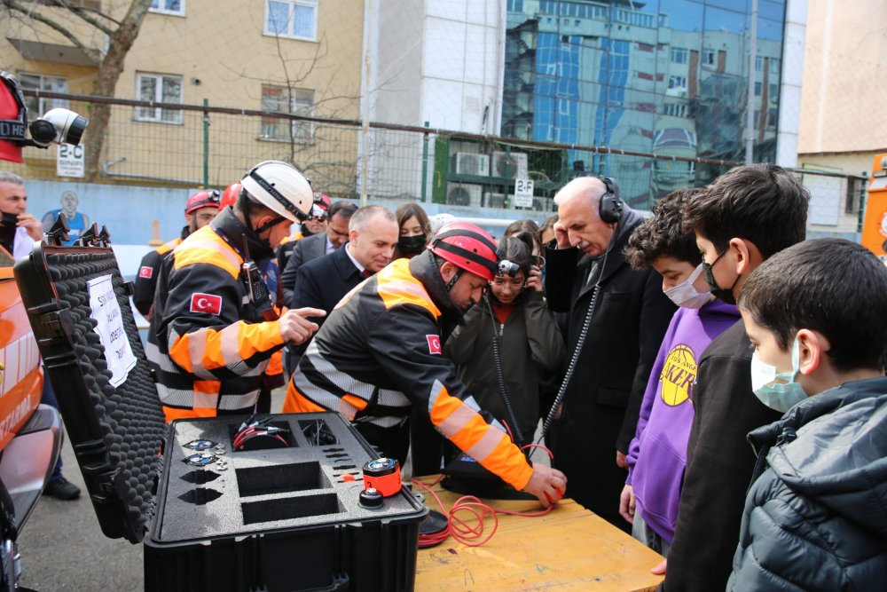 ÜMRANİYEDE DEPREM ANI VE TAHLİYE TATBİKATI